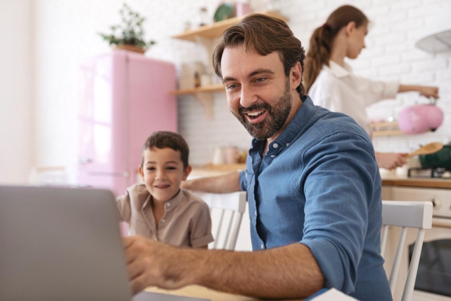 Ambiente di studio con libri aperti e annotazioni per analisi letteraria