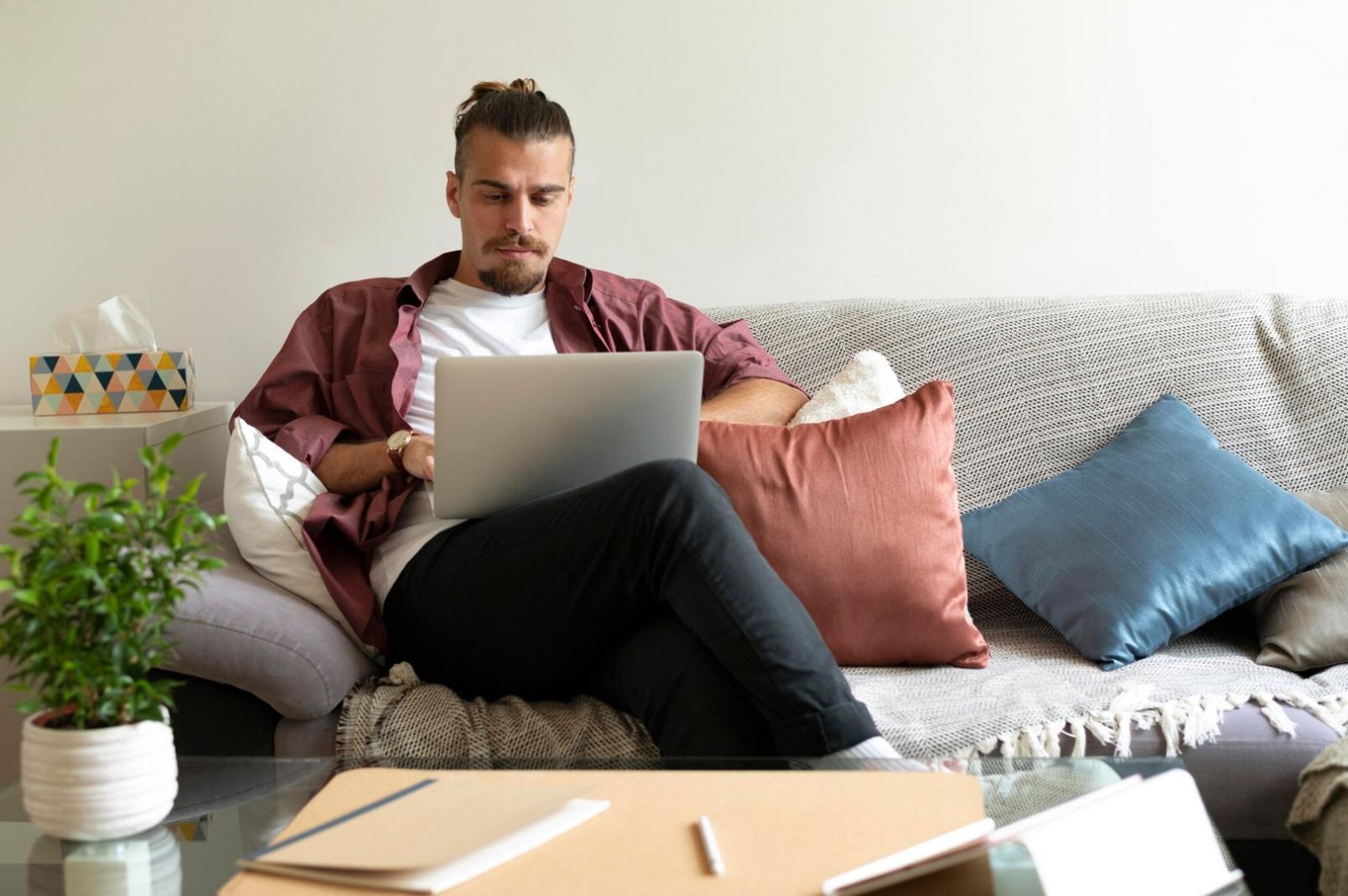 Biblioteca personale con volumi di teoria letteraria e critica contemporanea