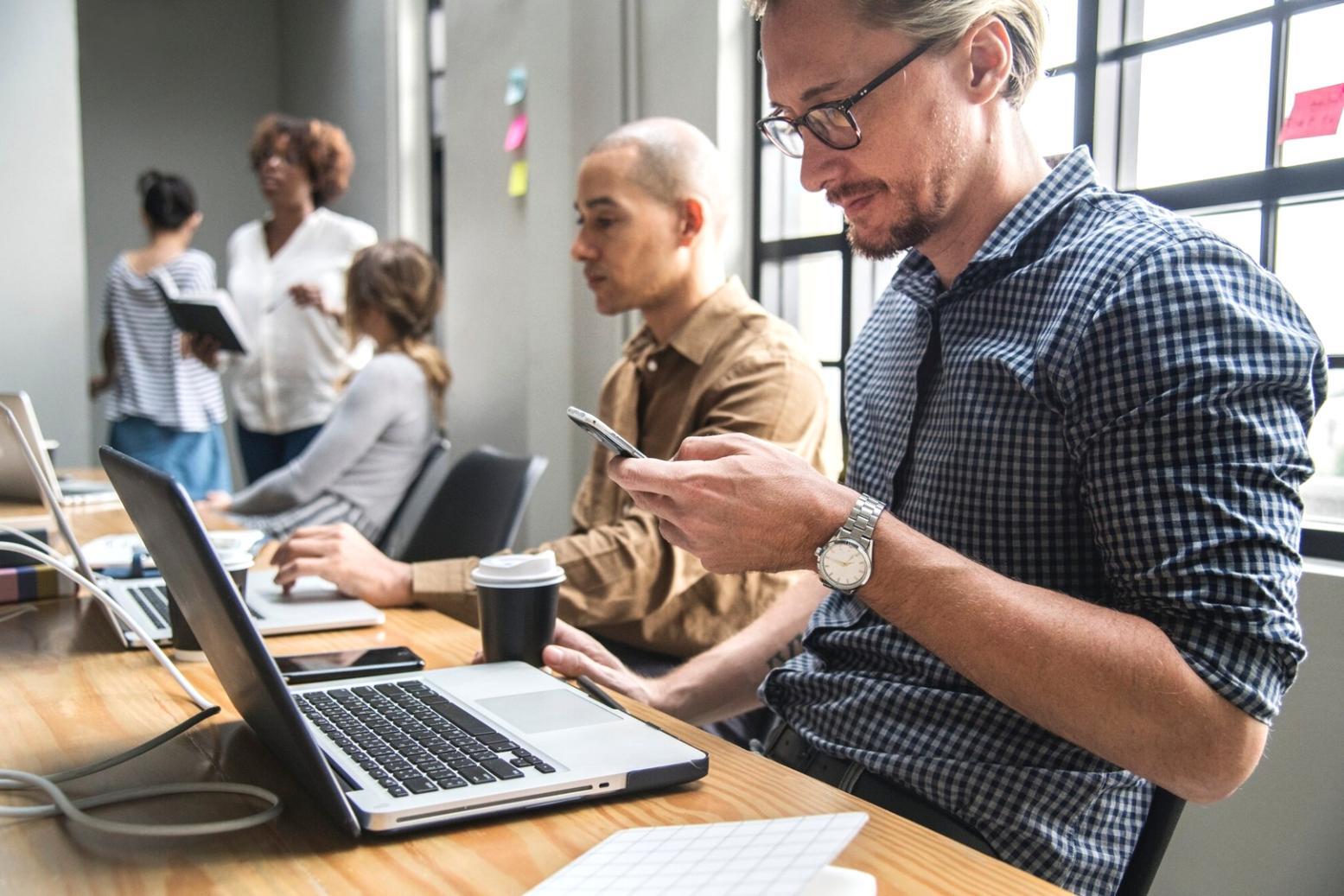 Gruppo di studio che discute approcci tematici nell'analisi letteraria