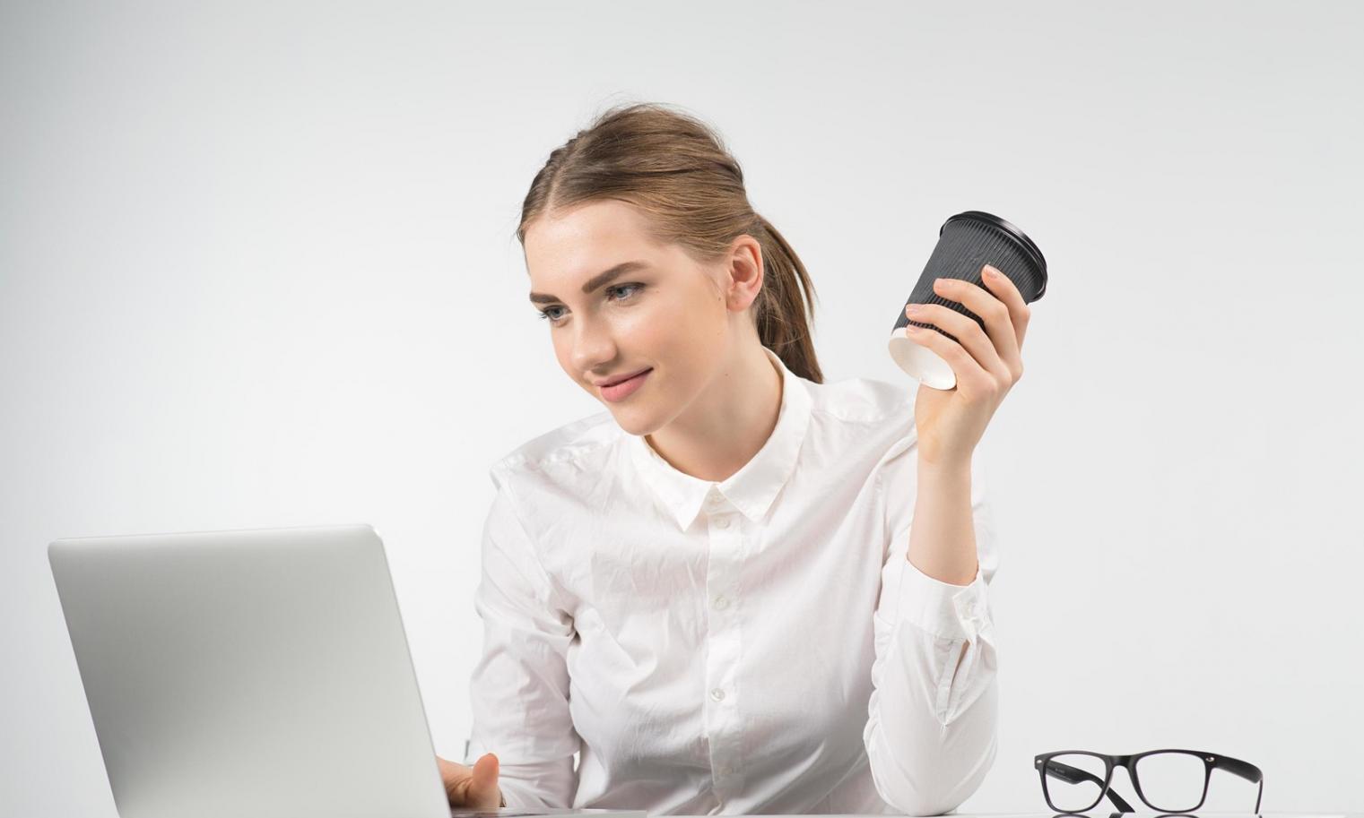 Studente immerso nell'analisi di testi letterari con approccio teorico contemporaneo