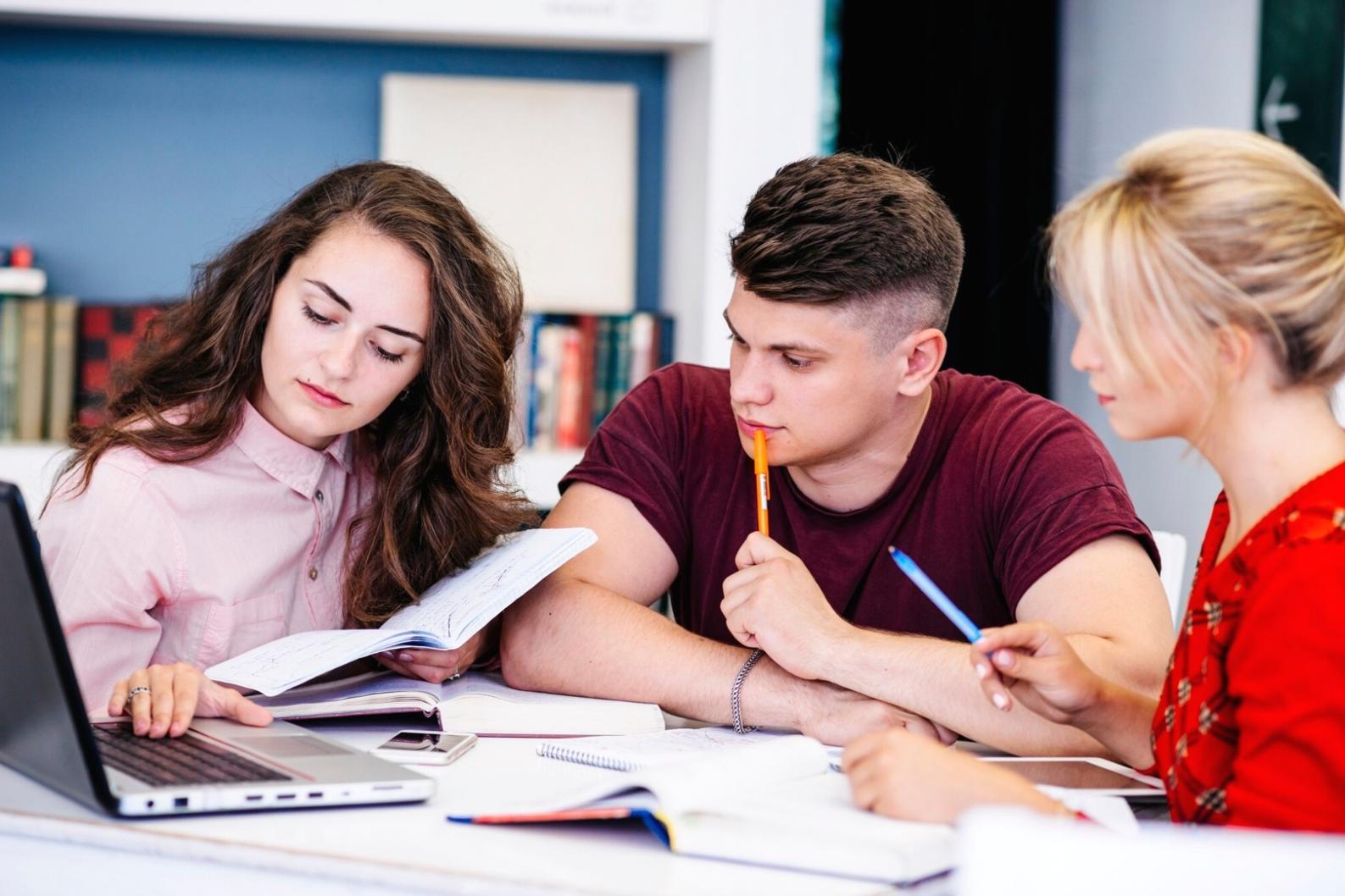 Studente che applica metodi di analisi letteraria su testi classici